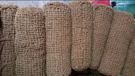 Jaring sabut cocomesh biodegradable membantu mencegah erosi dan mempercepat revegetasi lahan dengan material alami ramah lingkungan.