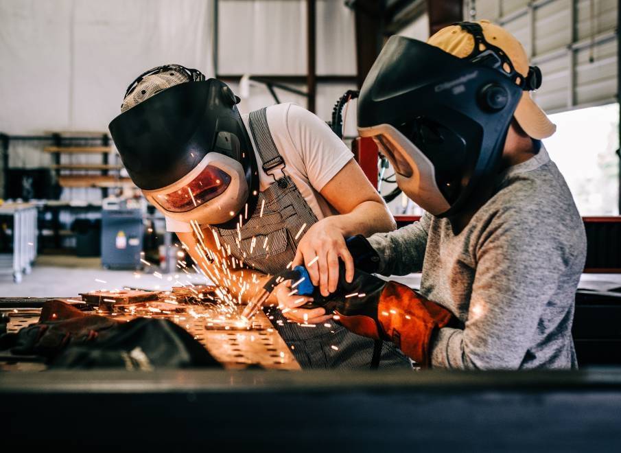 Peserta mengikuti pelatihan welder bersertifikat menggunakan helm dan sarung tangan melatih teknik pengelasan.