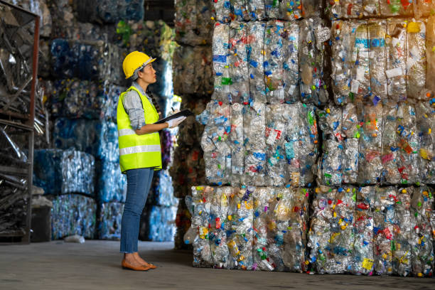 Proses Pengepresan Sampah Plastik Modern Efisien