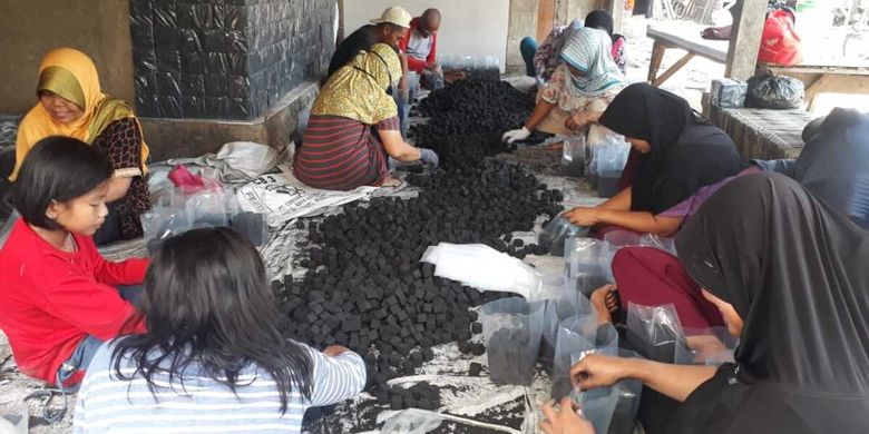 Pengemasan Briket Tempurung Kelapa Menarik