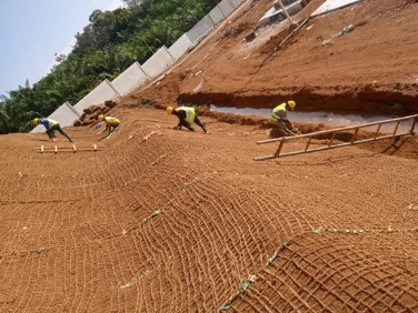 Analisis kemiringan lereng reklamasi menggunakan cocomesh pada lahan bekas tambang untuk mengurangi erosi dan mendukung revegetasi.