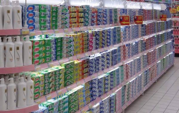 Pemilik toko memantau sistem tracking stok barang untuk mengelola persediaan toko secara teratur